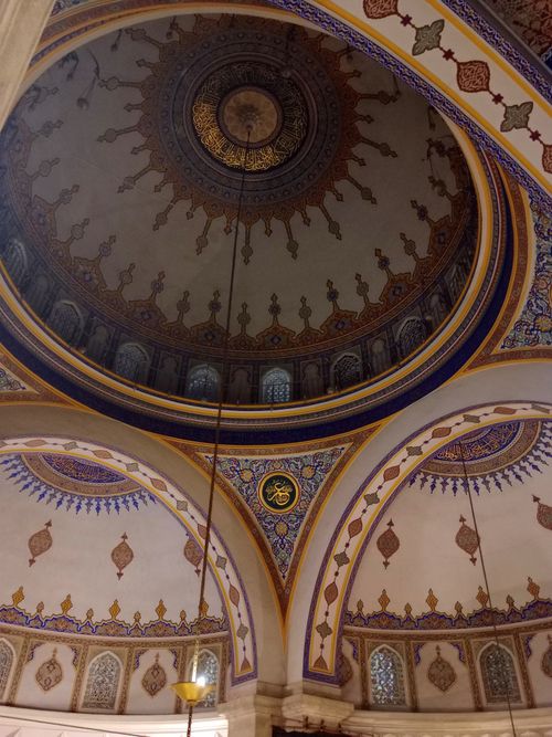 Free Captivating view of the ornate dome ceiling inside a grand mosque, showcasing intricate patterns. Stock Photo