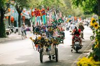 热闹的街景中，玩具小贩推车穿行于城市道路，捕捉着当地文化