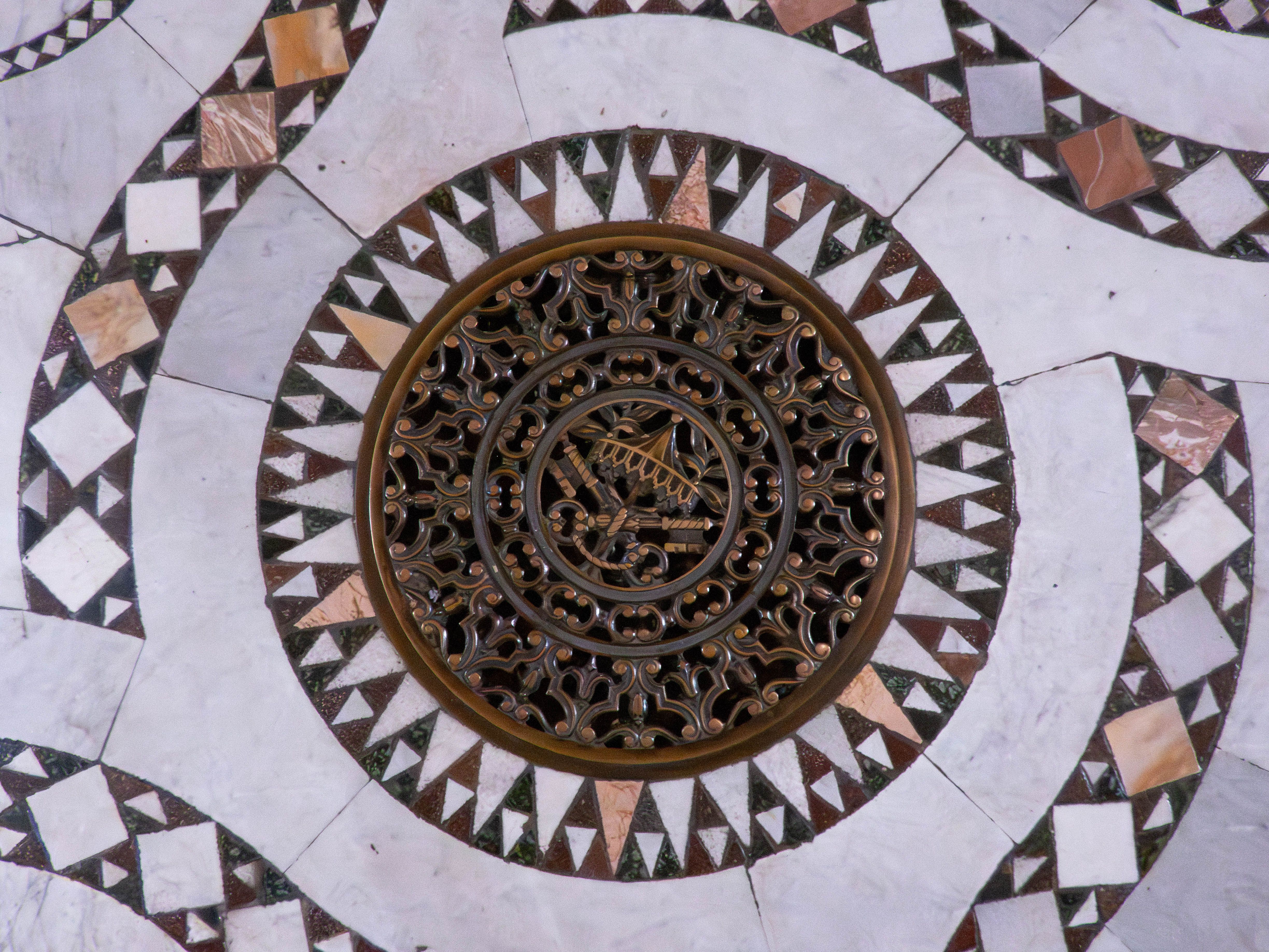 Fotomural Vista detallada de un elaborado mosaico de suelo en la Ciudad del Vaticano, con motivos geométricos y colores intensos.