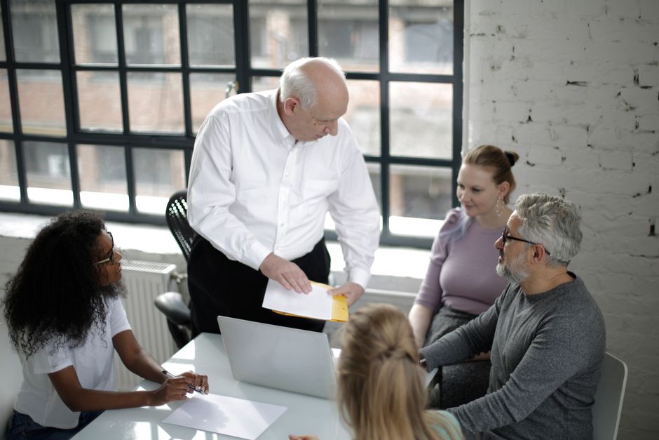 Сотрудники в команде обсуждают планирование
