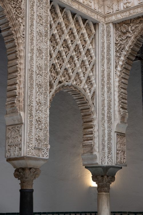 Free Intricate archway design in a historic building capturing craftsmanship. Stock Photo