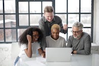 一群同事在明亮现代的办公环境中愉快地合作，共同开展项目