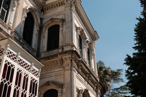 Free A stunning European architectural facade with ornate details under a clear blue sky. Stock Photo