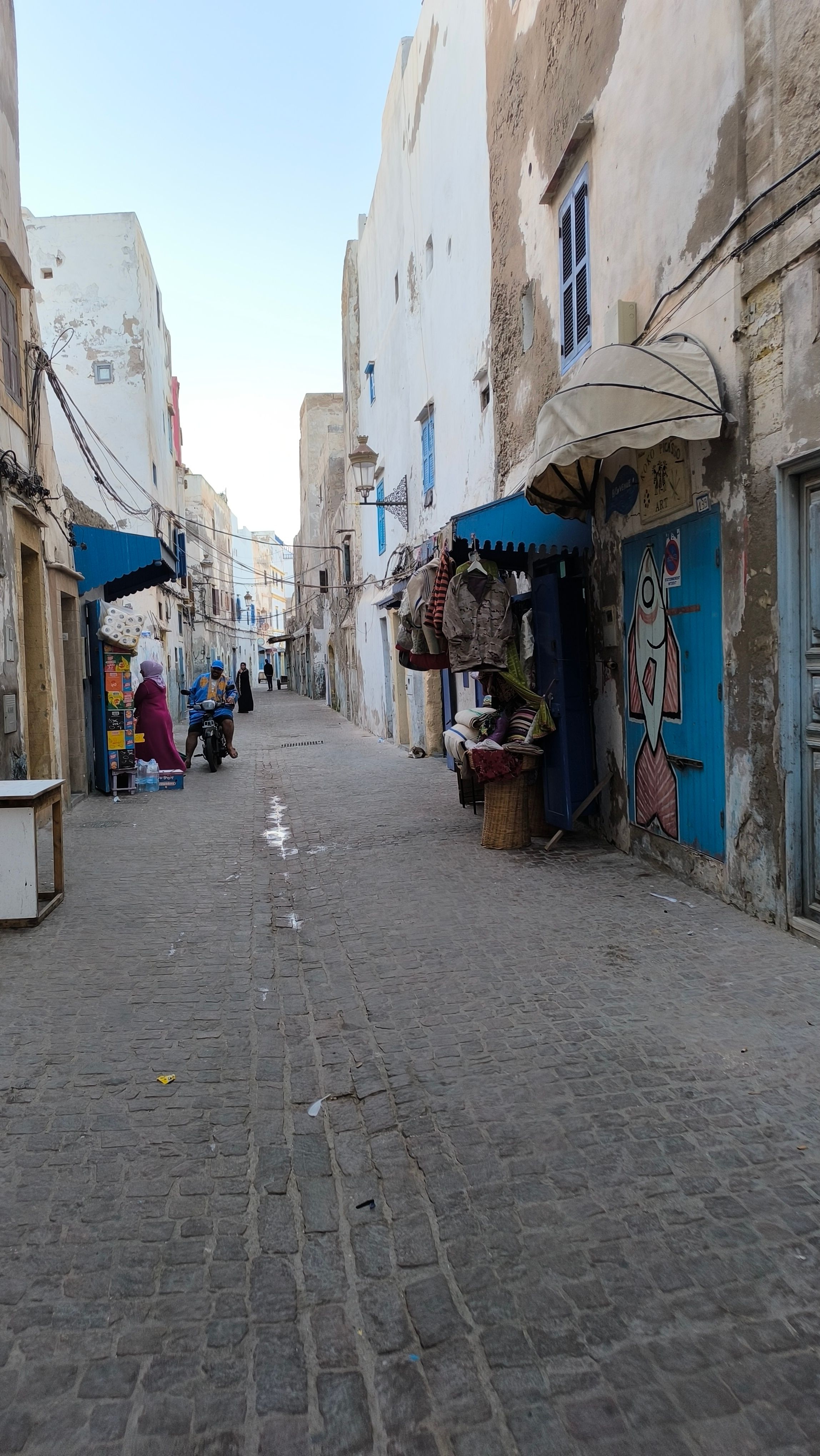Ruelle typique de la médina d'Essaouira avec architecture traditionnelle