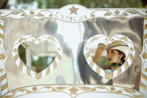 Free Stylish woman in cowboy hat framed by heart-shaped cutout in León, México. Stock Photo