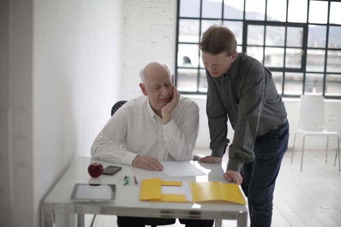 Père et fils discutant de l'entreprise familiale