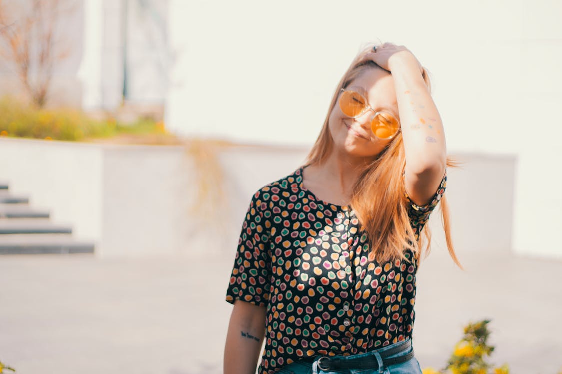 Giovane Donna Allegra Con Gli Occhi Chiusi Che Gode Del Sole