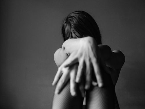 Free Artistic black and white portrait of a woman expressing emotion through body language. Stock Photo