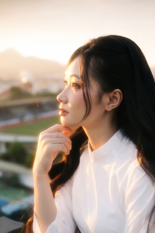 Free Portrait of a woman in Vietnamese traditional attire with sunset glow, Lạng Sơn, Việt Nam. Stock Photo