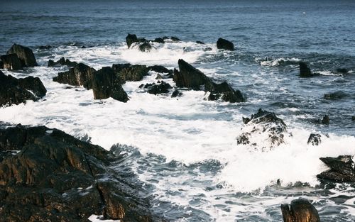 Free Powerful waves crashing on rugged rocks, showcasing ocean's raw power and natural beauty. Stock Photo