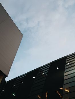 天空晴朗，现代建筑呈现出几何线条与玻璃立面