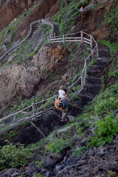 一位父亲带着孩子，沿着风景如画的山间小路，体验了亲密的户外时光