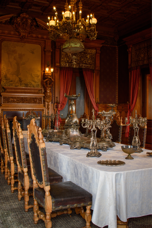 Free Luxurious Victorian-style dining room with ornate furniture and chandeliers in a historic México setting. Stock Photo