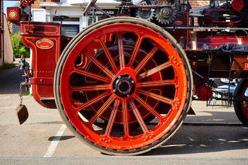 Rotes Metallwagenrad