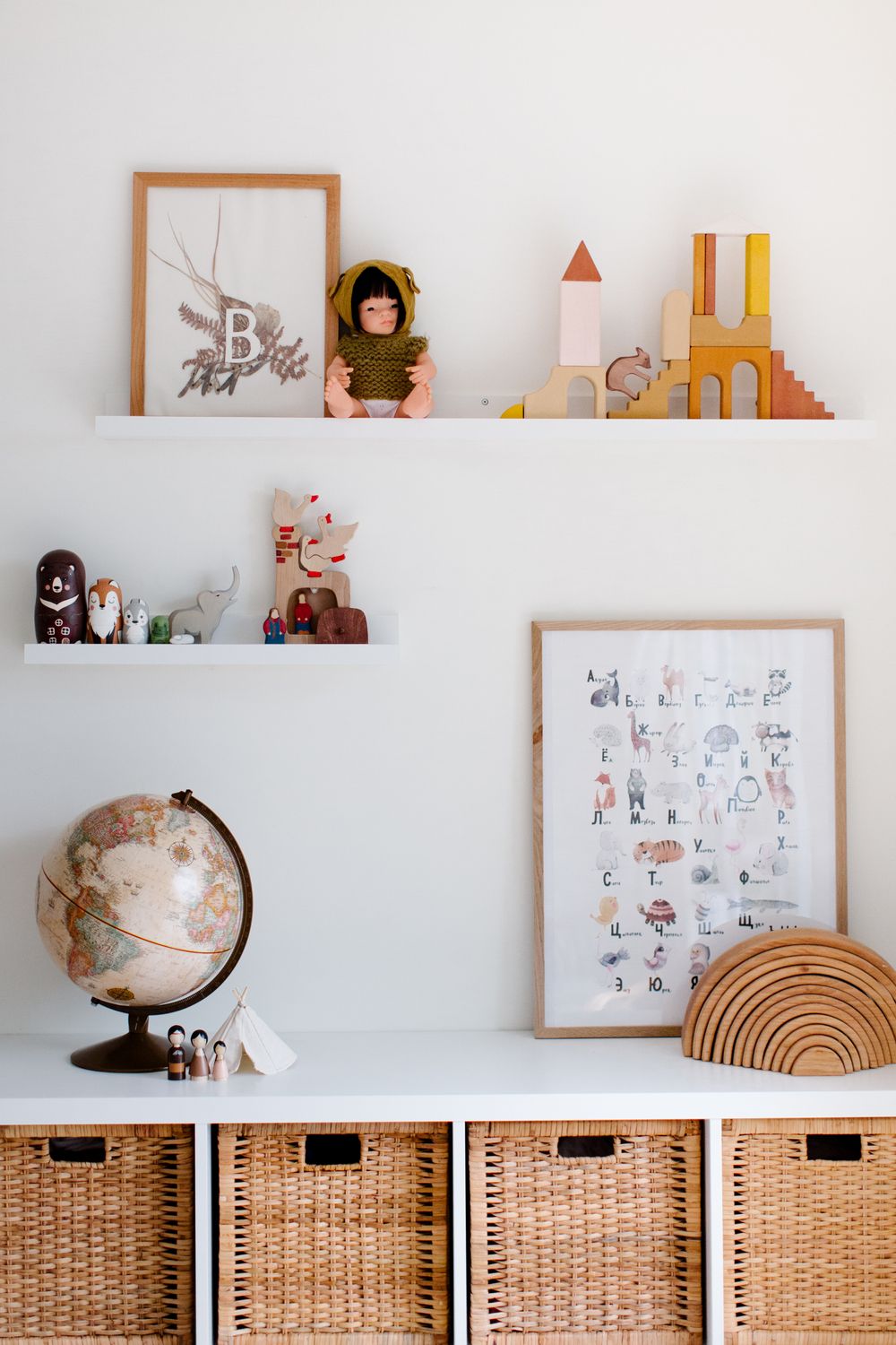 Habitación infantil Montessori sencilla, luminosa y ordenada, con muebles a la altura del niño