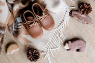 顶视图展示了一个舒适的冬季场景，配有皮靴、毯子和装饰品