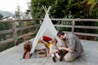 父女俩在露台的帐篷里，于舒适的户外环境中建立了联系