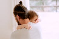 捕捉到父亲与孩子之间充满爱与团结的温柔时刻