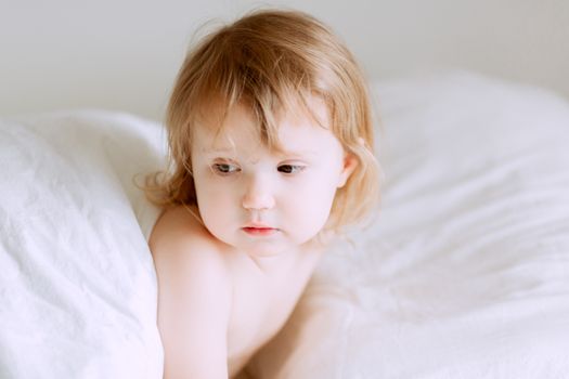 在柔和的灯光下，可爱的幼儿安睡，这幅肖像捕捉到了纯真与舒适