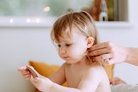 可爱的幼儿在室内玩耍，天真和好奇心尽显