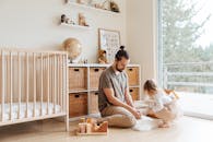 在舒适的托儿所里，父亲和孩子享受着室内玩耍的美好时光