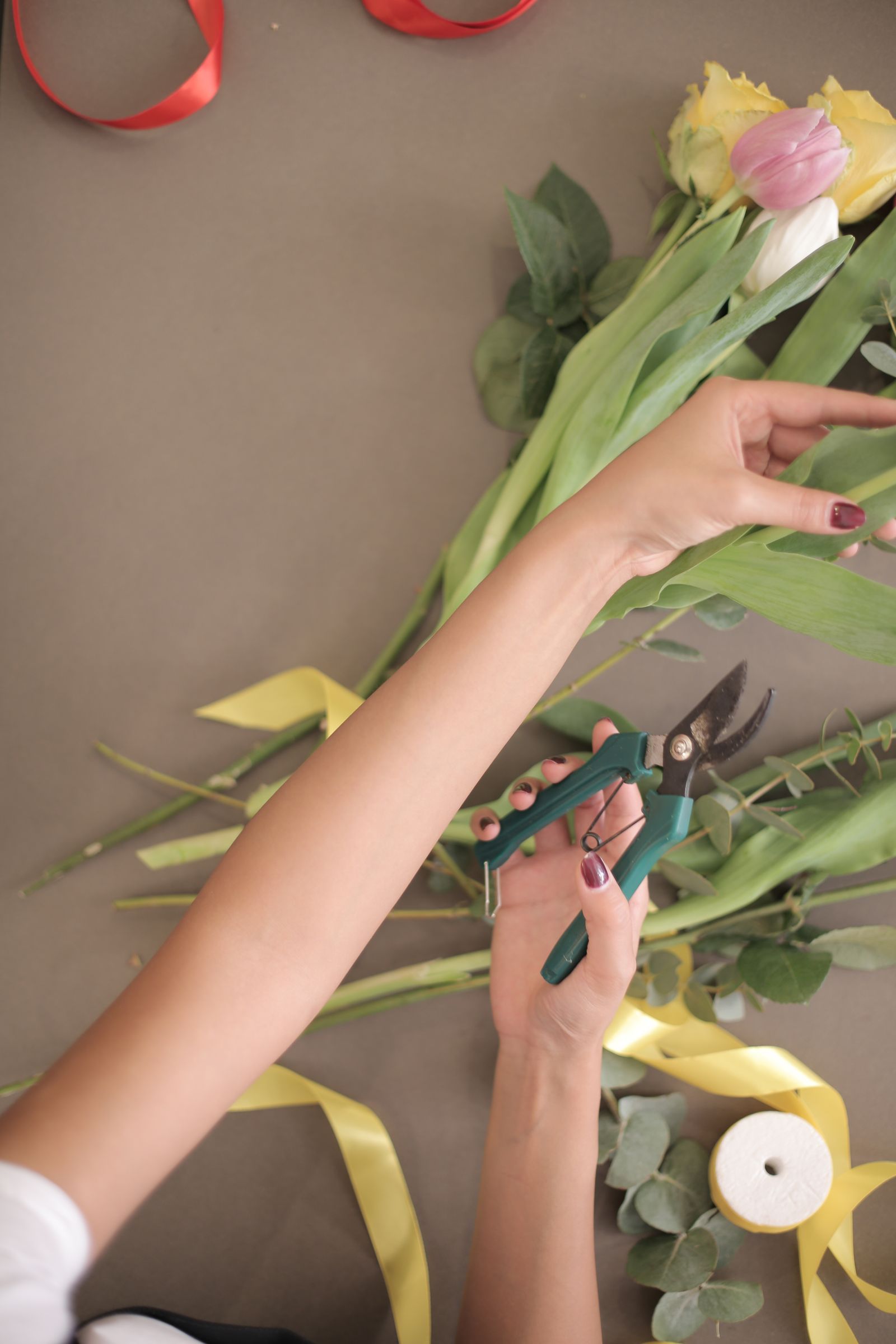 Fleuriste travaillant des fleurs colorées, authenticité du geste de métier