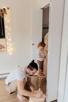 一位父亲和年幼的孩子在室内共享欢乐与爱，共度有趣的亲密时光