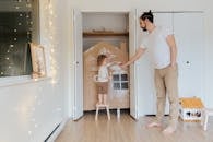 父亲和孩子一起享受室内绘画的创造性时光