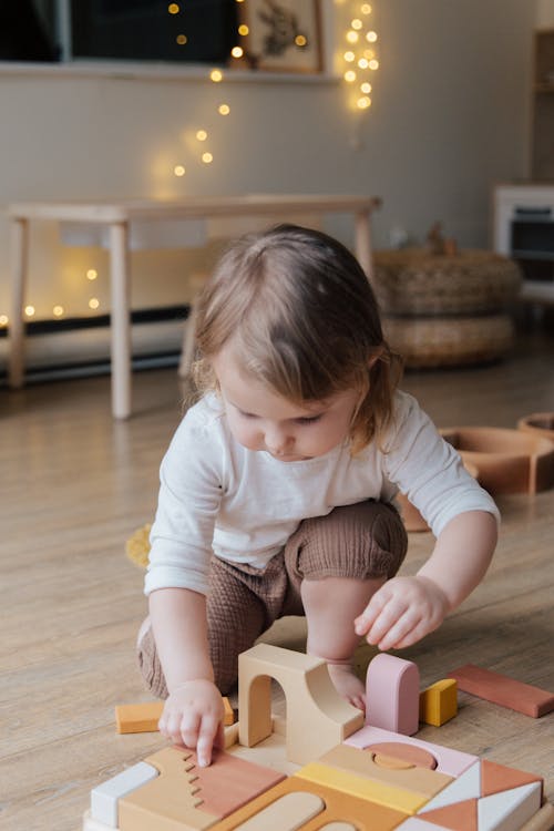 Foto profissional grátis de adorável, bebê, blocos de madeira