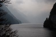 山湖雾蒙蒙，薄雾宁静，气氛安详