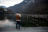 一个秋日，父亲和孩子在湖边享受着宁静的时刻