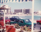 怀旧的夏季海滩景观，海滨道路两旁停着古董汽车