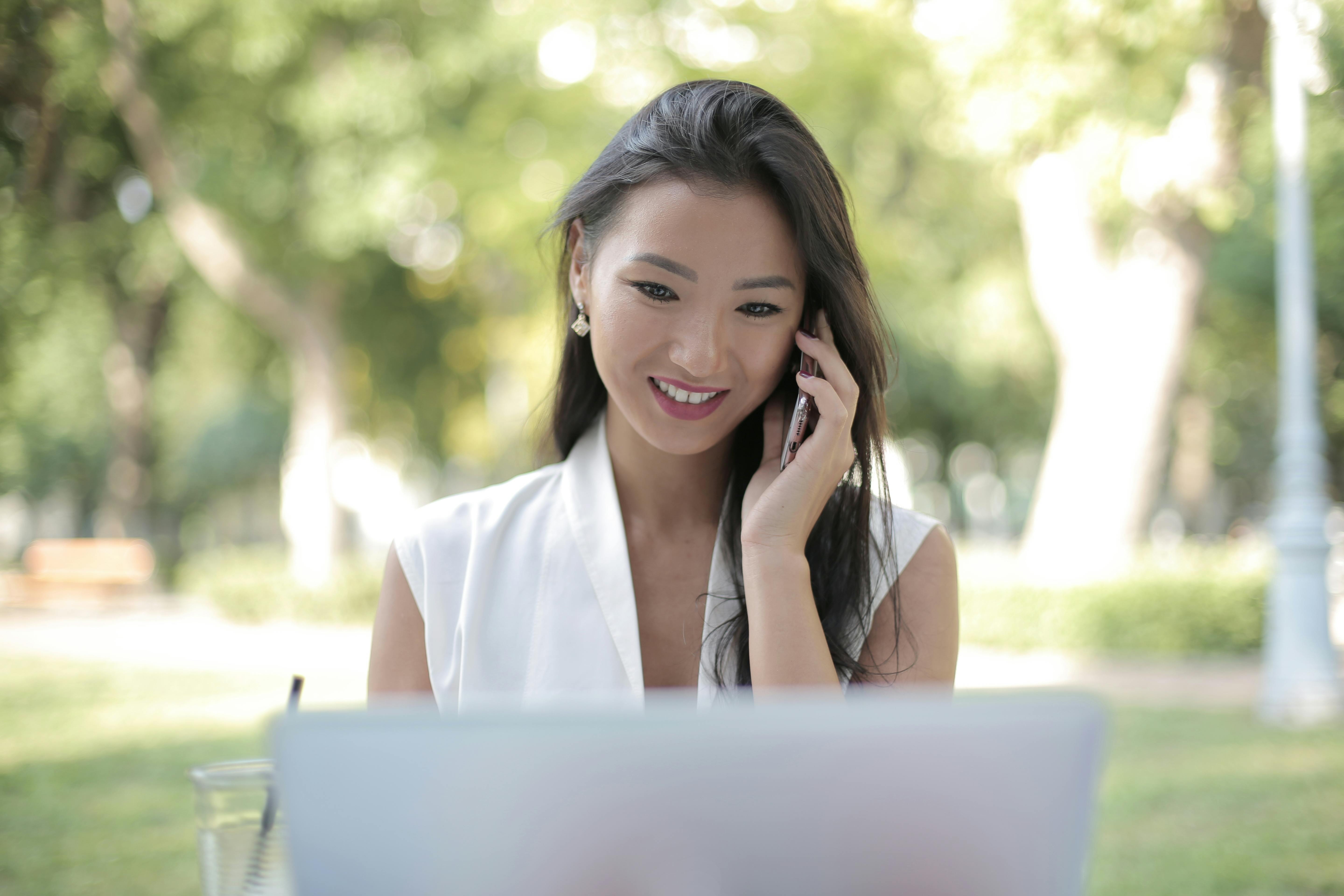 Gratis Immagine gratuita di abbigliamento casual, alberi, alla ricerca Foto a disposizione