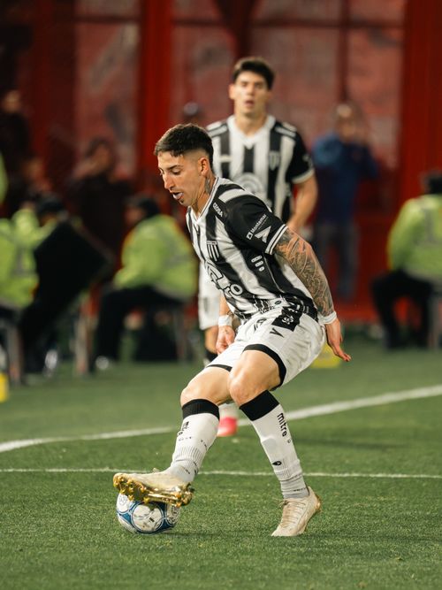 Free A soccer player skillfully controls the ball on the field during an intense match. Stock Photo