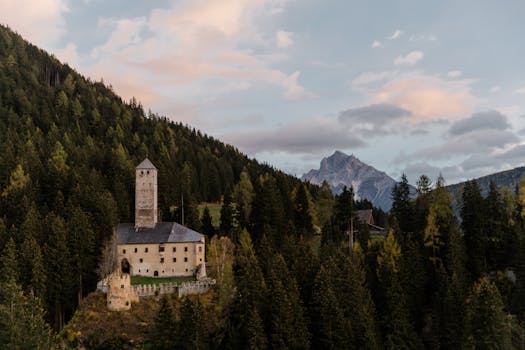 日落时分，一座令人惊叹的城堡坐落在郁郁葱葱的山区，天空显得格外壮丽