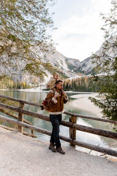 父子俩在山湖边散步，享受宁静，沉浸在大自然的美丽之中