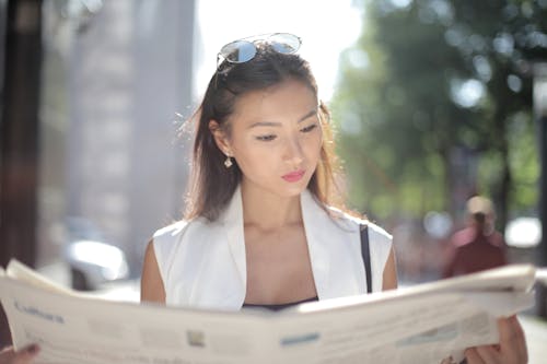 亞洲女人, 報紙, 墨鏡 的 免費圖庫相片