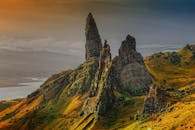 斯特尔老人的壮丽景色，以及斯凯岛崎岖的悬崖和充满活力的景观