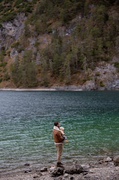 在森林环绕的宁静湖边，一位父亲与他的孩子建立了联系