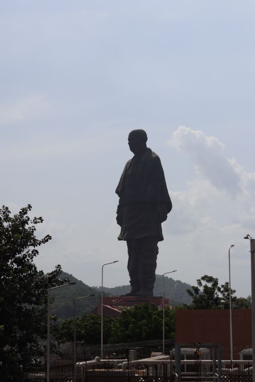 Free A gigantic silhouette of the Statue of Unity with a clear blue sky background. Stock Photo