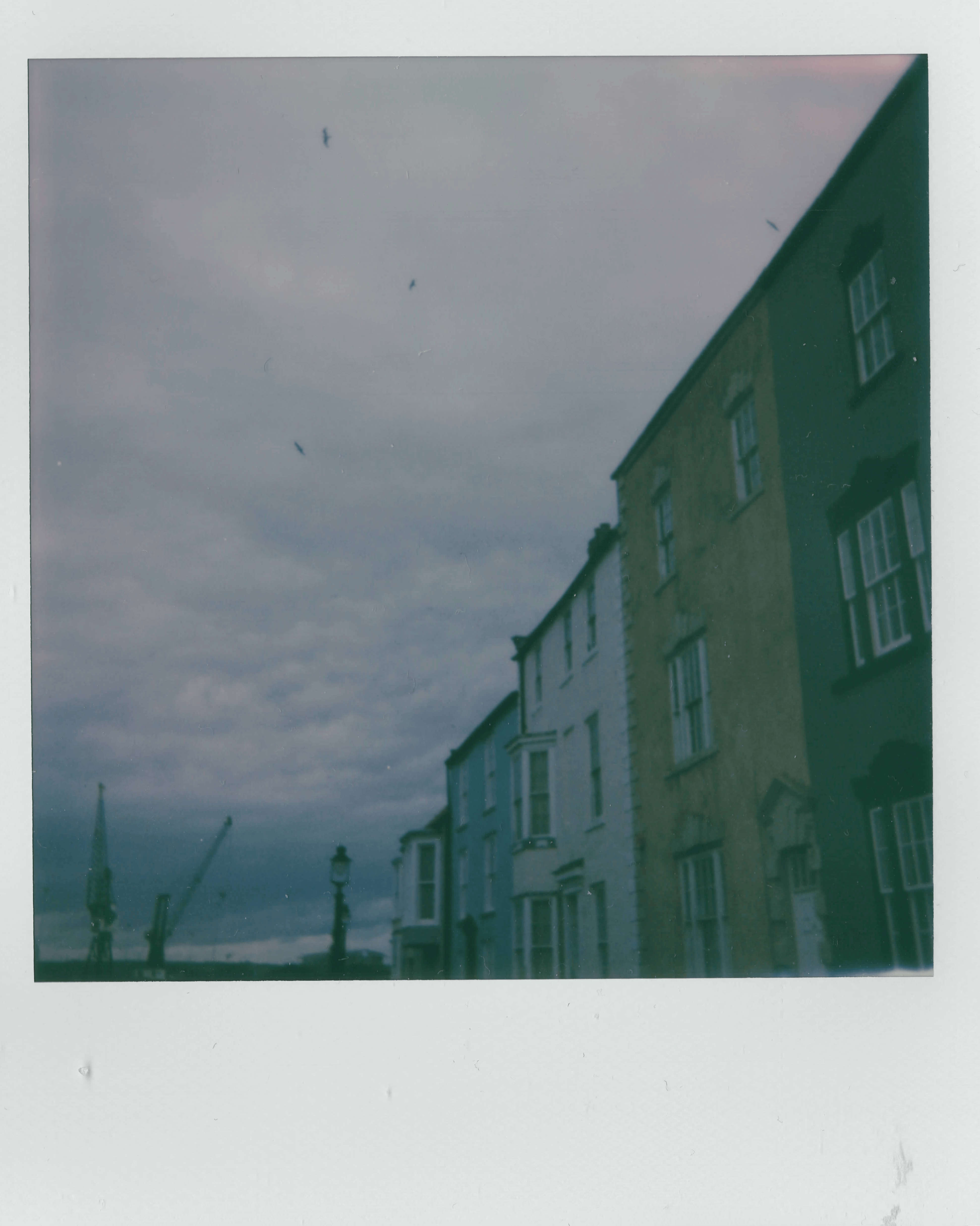 这张复古风格的宝丽来照片捕捉了哈特尔普尔一排色彩缤纷的建筑，令人怀旧