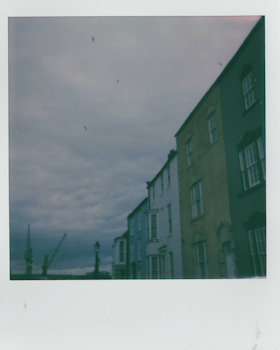 这张复古风格的宝丽来照片捕捉了哈特尔普尔一排色彩缤纷的建筑，令人怀旧