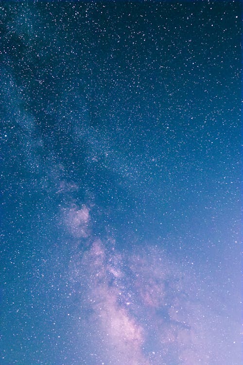 Hãy khám phá cảnh bầu trời đêm tuyệt đẹp, nơi mà tinh tú và ngân hà tỏa sáng rực rỡ, khiến bạn cảm thấy như một phần của vũ trụ khổng lồ.