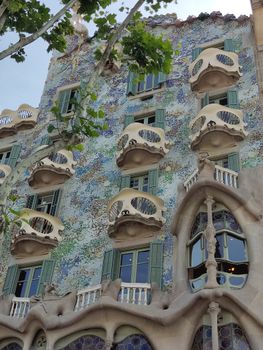 A view of the unique façade of Casa Batlló in Barcelona, showcasing Gaudí's distinctive architectural style.