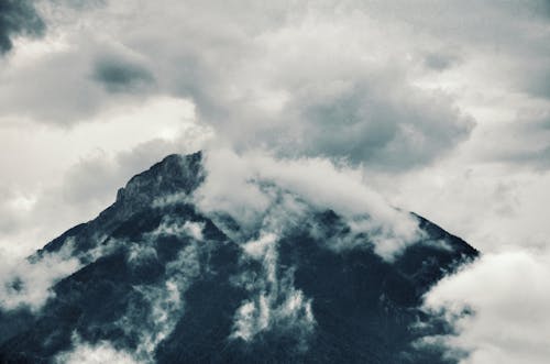 Foto Gunung Yang Tertutup Awan