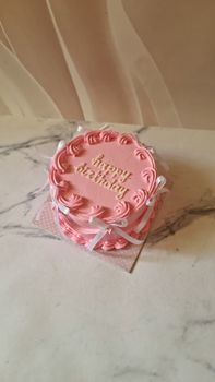 精致的粉色蛋糕，饰以玫瑰糖霜，并以优雅的方式写下生日祝福。 - 相关推荐