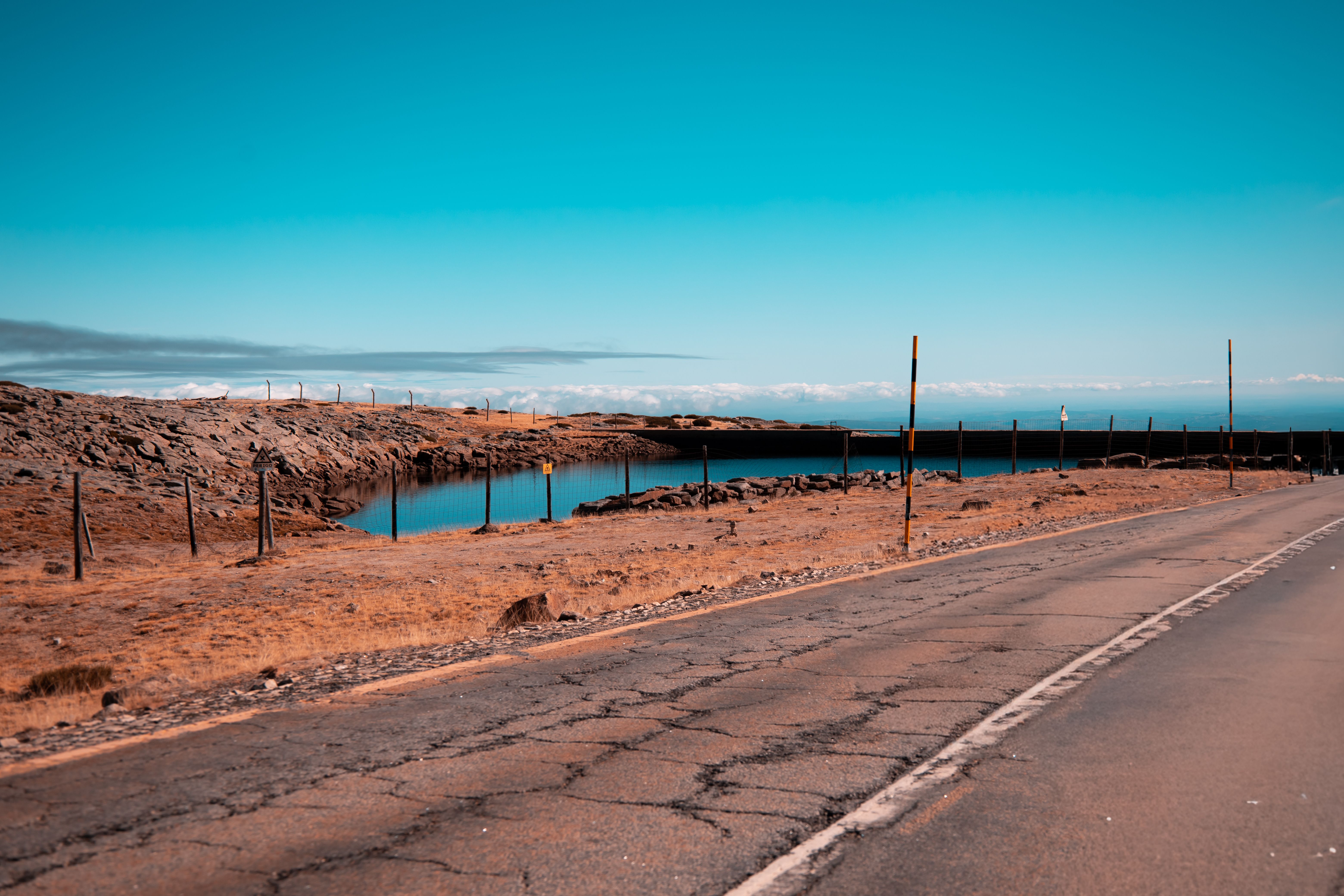 Explore a paisagem serena de Covilhã com uma vista deslumbrante da estrada e do céu azul vibrante.