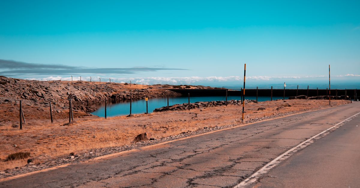 Explore a paisagem serena de Covilhã com uma vista deslumbrante da estrada e do céu azul vibrante.