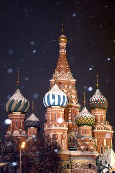 莫斯科标志性的圣巴西尔大教堂在白雪皑皑的夜景中被白雪覆盖