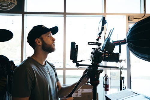 Gratis lagerfoto af bag scenen, elektronisk enhed, filmfotograf